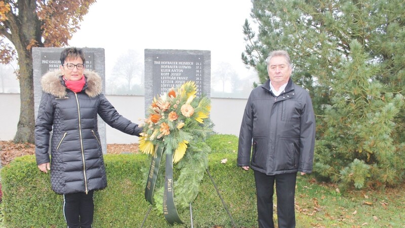 Am Kriegerdenkmal im Friedhof wurde von Marktgemeinderätin Conny Hapfelmeier mit Karl Münch als Vertreter der Krieger- und Reservistenkameradschaftin der Kirche der Kranz niedergelegt.