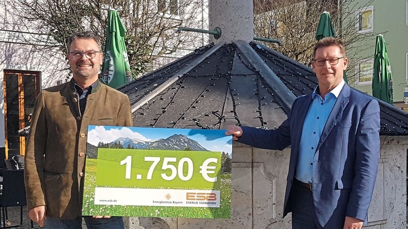 Herbert Schramm von Energienetze Bayern übergab Bürgermeister Helmut Fichtner (rechts) den Spendenscheck für den Jugendtreff in Höhe von 1 750 Euro.