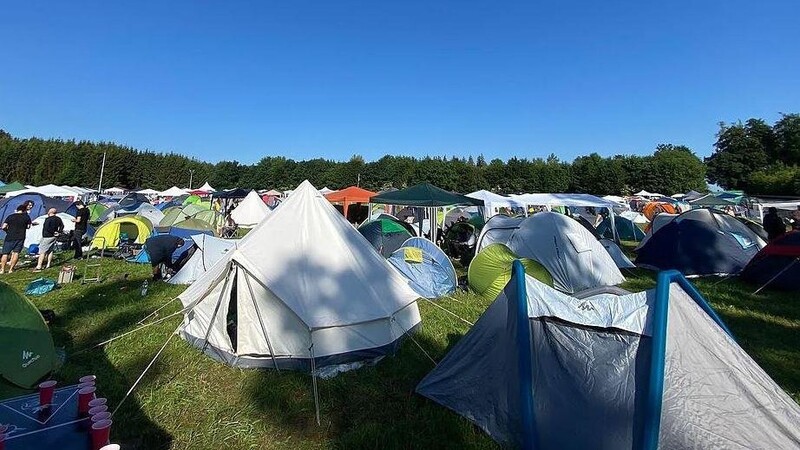 Am Freitagvormittag ist von Aufbruchstimmung wegen des Festivalabbruchs auf dem Campingplatz noch nichts zu sehen.