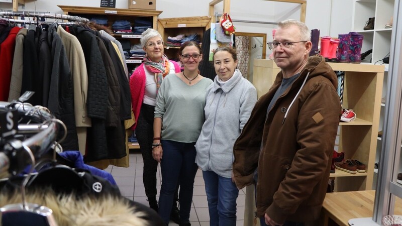 Andreas Kandler mit drei Mitarbeiterinnen im Second Hand Laden, der gut sortiert ist und in den täglich viele Kunden kommen.