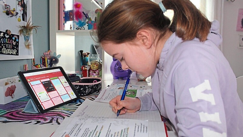 Wenn das Kinderzimmer zum Klassenzimmer wird: Viele Schüler verbringen täglich mehrere Stunden vor ihrem Tablet oder PC.