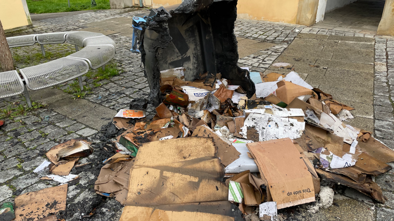 Am Spitaltor in Straubing hat in der Nacht auf Dienstag ein Papiercontainer gebrannt.