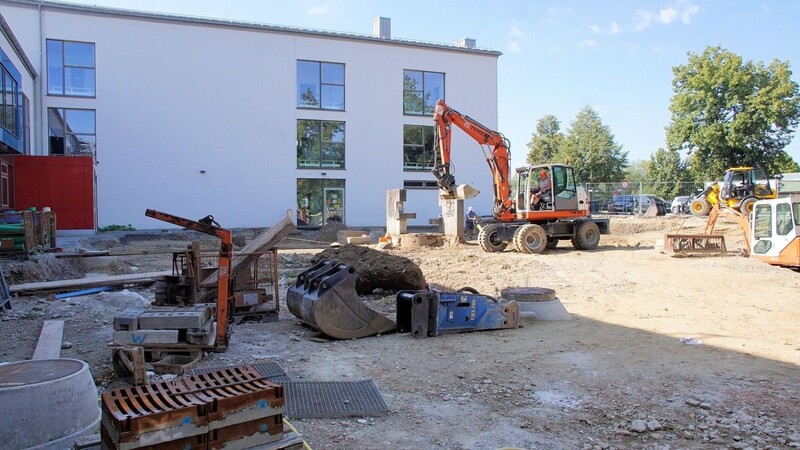 Erdarbeiten bei der Schule: Bis zum Schulbeginn im September soll auch der Pausenhof neu gestaltet sein.