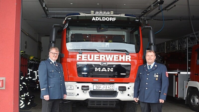 Vorsitzender Herbert Gerstl (links) und Kommandant Arthur Wimmer von der Stützpunktfeuerwehr Adldorf vor dem neuen Löschgruppenfahrzeug LF 20, das im März vergangenen Jahres den kirchlichen Segen erhielt. Nun kann wieder damit geübt werden.