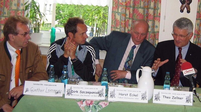 Wie es sich für wichtige Begegnungen gehört, war auch 2006 vor dem Eröffnungsspiel der Schul-WM eine Pressekonferenz anberaumt. Günther Lommer, Dirk Szczepaniak, Horst Eckl und Theo Zellner (von links).