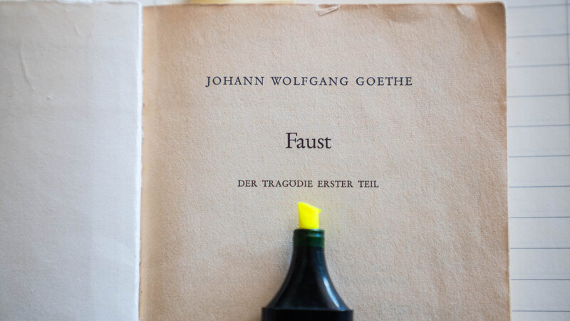 Fast 50 Jahre lang war der Weimarer Klassiker "Faust" Pflichtlektüre - und wird jetzt vom Thron gestoßen.