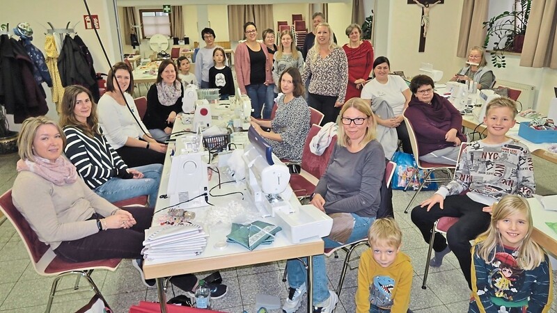 Frauen aus ganz Deutschland, einige bereits unterstützt durch ihren Nachwuchs, handarbeiteten am vergangenen Wochenende für Frühchen und Sternenkinder.