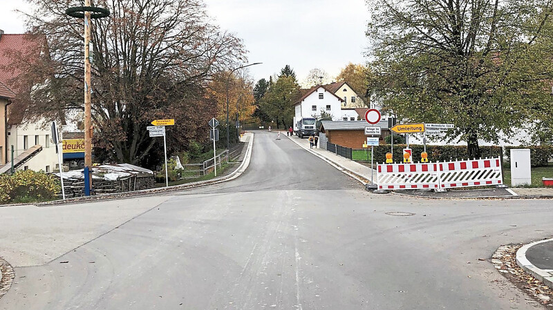 Die Ortsdurchfahrt Vatersdorf erhält am Wochenende ihre Deckschicht - von dieser Kreuzung bis zur Landkreisgrenze.