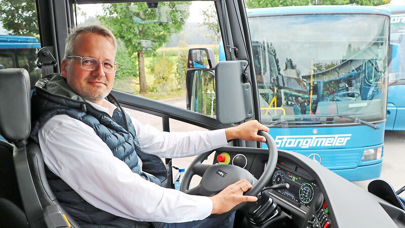 Geschäftsführer Christian Stanglmeier ist angetan: "Das Fahrverhalten ist das gleiche wie bei einem normalen Bus - mit einer ähnlichen Beschleunigung."