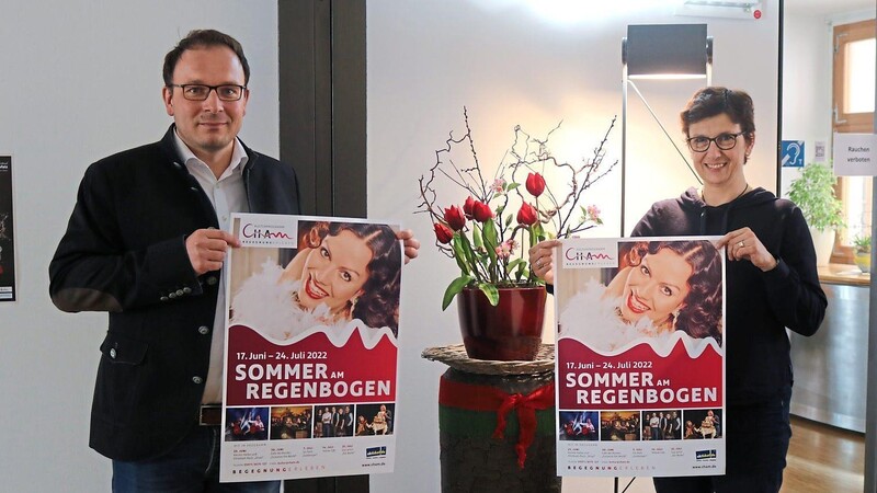 Bürgermeister Martin Stoiber und Kulturreferentin Petra Jakobi freuen sich auf den Sommer am Regenbogen 2022.