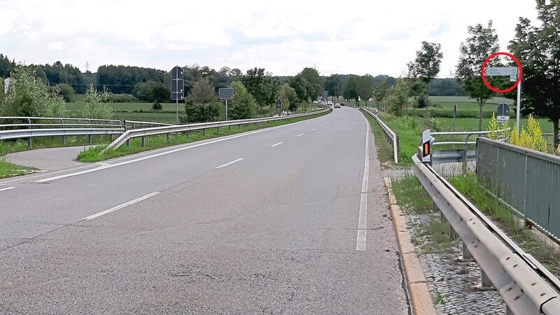 Der Wegweiser nach Pfatter und Geisling zeigt nach links, der sichere Radweg aber ist rechts.
