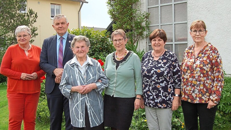 Marianne Wiesheu mit den Töchtern (v. r.) Irmi, Gabi und Traudi, mit Bürgermeister Josef Dollinger und Seniorenreferentin Karin Linz.