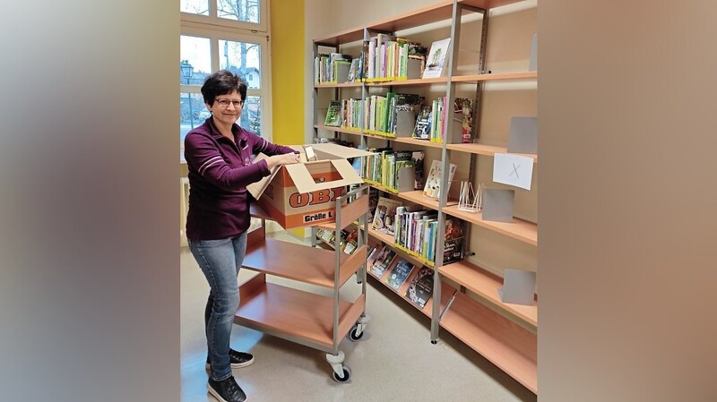 Die Bibliotheksleiterin Evi Fellner räumt bereits erste Regale ein.