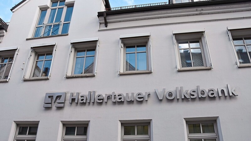 Noch prangt der Schriftzug "Hallertauer Volksbank" an der Fassade des Gebäudes in der Poststraße. Das Geldinstitut fusionierte aber bereits 2018 mit der Volksbank Raiffeisenbank Bayern Mitte.