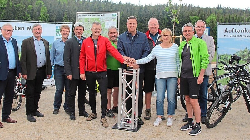 Mit einem Knopfdruck wurden symbolisch die E-Bike-Ladestationen im Bayerischen Wald ganz oben durch Bezirkstagspräsident Franz Löffler, die Bürgermeister und Frank Schürmann in Betrieb genommen.