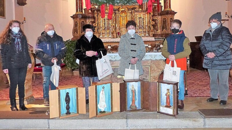 Mit der Aussendung beim Vorabendgottesdienst wurden vier Muttergottesstatuen auf die Herbergssuche durch die Pfarrei geschickt.
