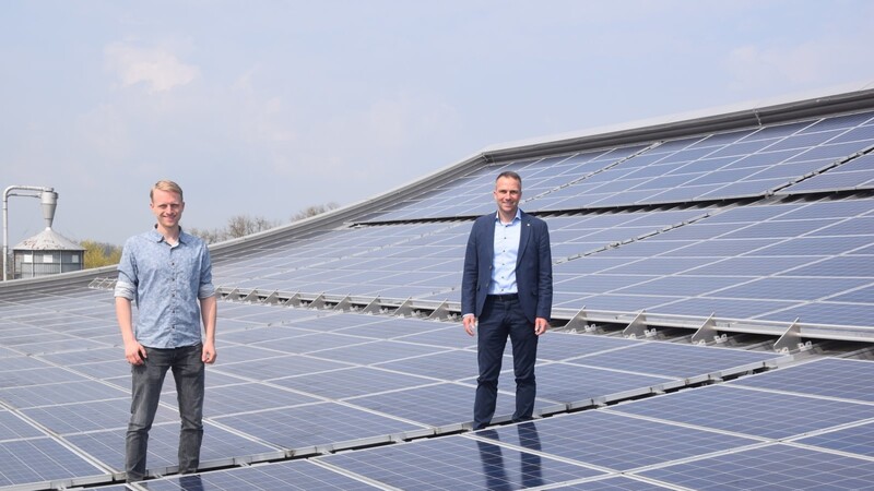Bürgermeister Armin Grassinger (r.) und Klimaschutzmanager Tobias Bauer auf dem Dach des Technologiezentrums in der Bräuhausgasse. Die Solarmodule erzeugen einen Großteil des Stroms, den die Außenstelle der Hochschule Landshut verbraucht. Die Stadtwerke GmbH betreibt insgesamt 22 PV-Anlagen.
