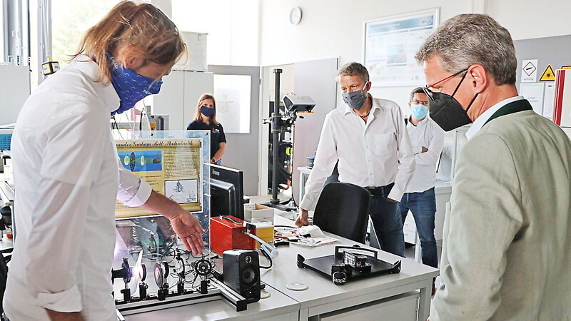 Wissenschaftsminister Bernd Sibler ließ sich am Dienstag in der OTH einen Versuchsaufbau zur "Photoakustik" erklären.