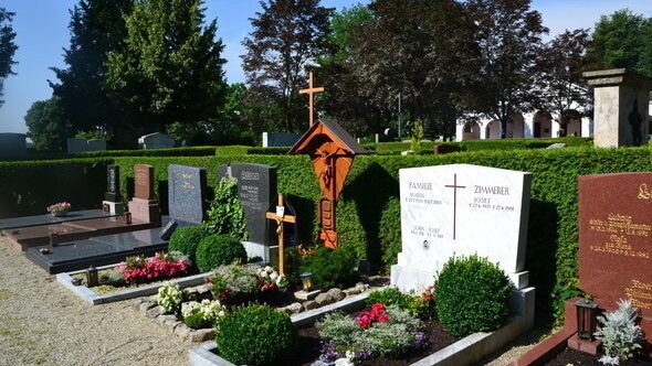 Zum Teil kräftig angehoben werden die Friedhofs- und Bestattungsgebühren. Foto: Bruckmeier