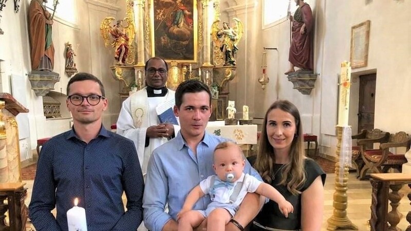Der kleine Vincent zusammen seiner Mutter Heidi Berger, Vater Marco Lommer und seinem Taufpaten Kurt Lommer sowie Pfarrer Kata.