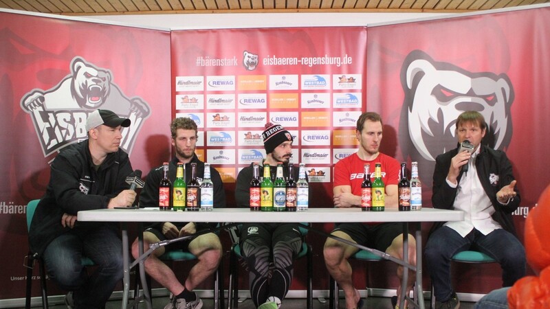 Bedient nach der Derbyniederlage gegen Weiden: Eisbären-Trainer Igor Pavlov (von rechts), Kapitän Peter Flache, Franz Mangold und Nikola Gajovsky.