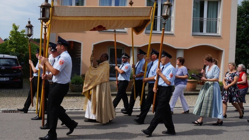 Die Prozession, bei der die Kommunionkinder Pfarrer Michael begleiten durften, führte zu den vier festlich vorbereiteten Altären.