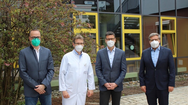 Kliniken-Geschäftsführer Klaus Fischer (rechts) sowie die Chefärzte Dr. Christian Rehwald (links) und Dr. Marcus Walter (Zweiter von links) begrüßten Dr. Gottfried Hör an seiner neuen Wirkungsstätte.