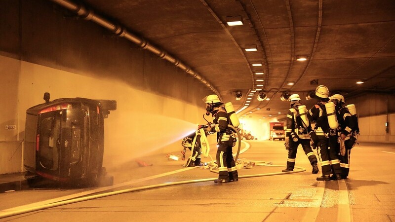 In der Mitte der Tunnelröhre lag das "brennende Unfallauto?, das die Feuerwehrleute zunächst löschen mussten.