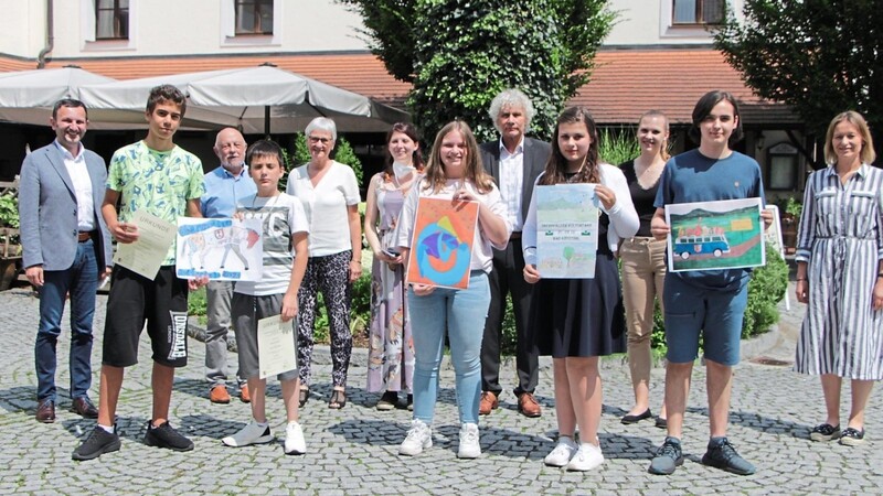 Bürgermeister Markus Hofmann (l.) freute sich mit der Jury, den Lehrkräften und den Schülern über die gelungenen Werke. Sieger des Logowettbewerbs ist Philip Koeppelle - er hat einen VW-Bus samt Musikinstrumenten gemalt.