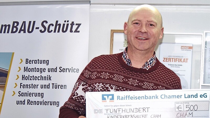 Herbert Schütz überreichte einen Spendenscheck über 500 Euro an die Kinderkrebshilfe Cham.