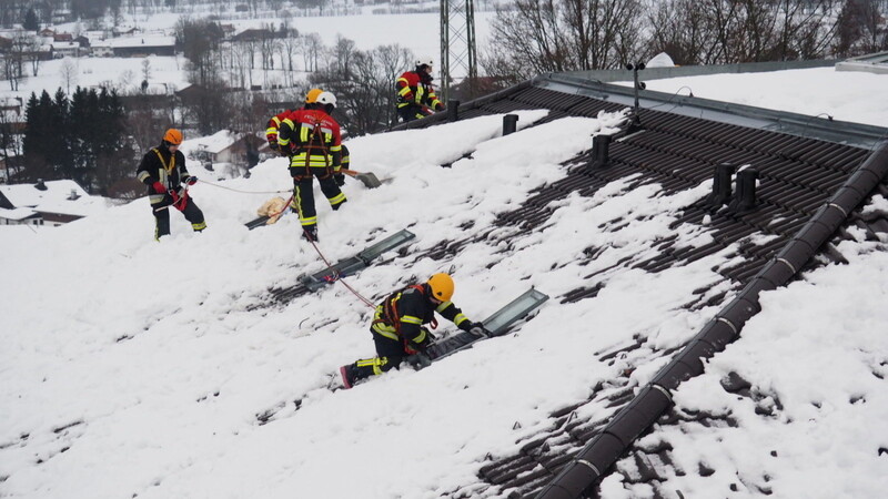 Männer und Frauen der Feuerwehren aus Straubing und dem Landkreis Straubing-Bogen haben die Kinder-Klinik Gaißach im Januar von den Schneemassen befreit.