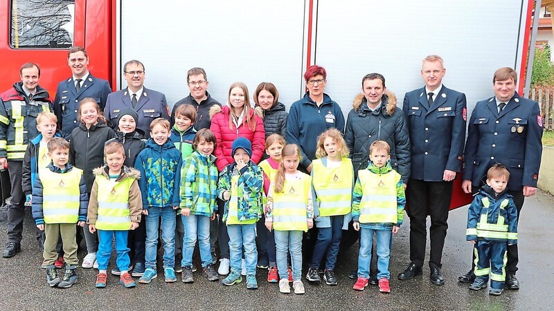 Die Feuerwehr Arndorf hat seit Samstag eine Kinderfeuerwehr; mit auf dem Bild die Betreuer, Führungskräfte und Bürgermeister Markus Hofmann.