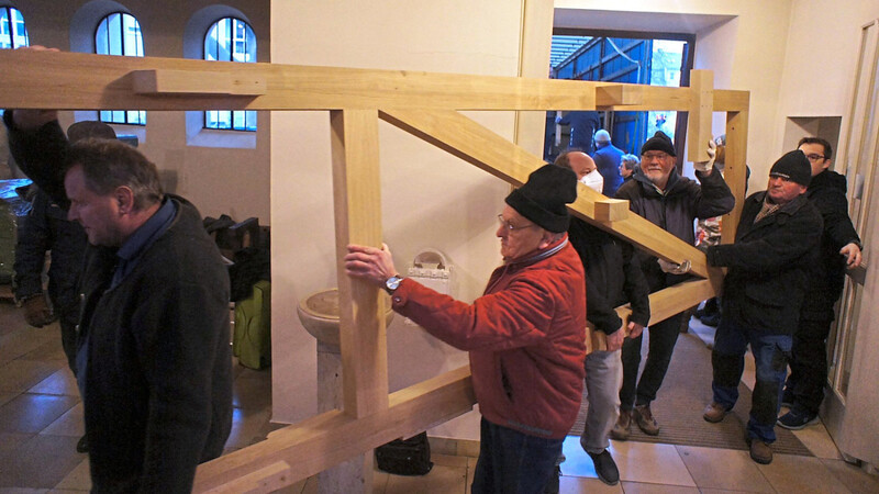 Gemeindemitglieder von St. Konrad packen beim Ausladen der Orgelteile mit an.  Fotos: Ulrike Schnyder
