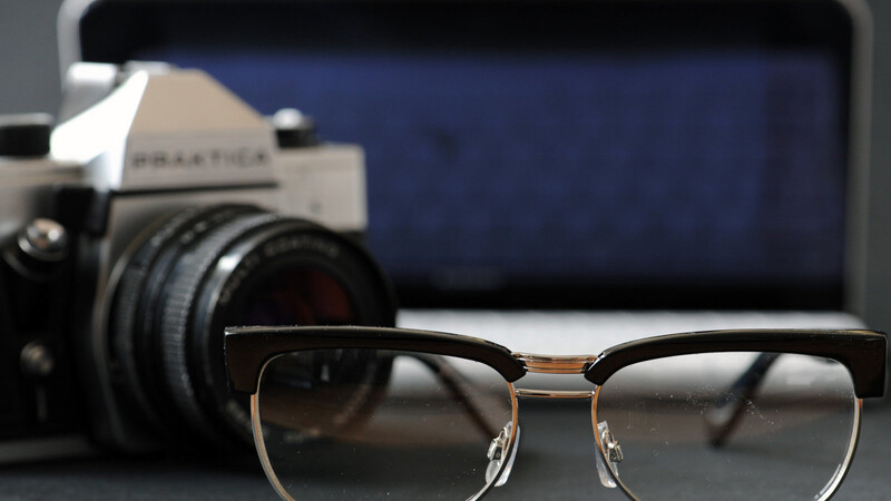 Für viele Hipster ist eine Horn-Brille und eine Analog-Kamera ein absolutes Muss. (Fotos: dpa)