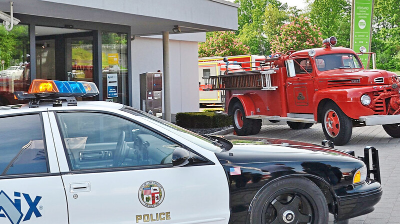 Ein original Streifenwagen des LAPD sowie weitere Feuerwehr-Oldtimer konnten am Eingang zum Headquarter von HAIX bestaunt werden.