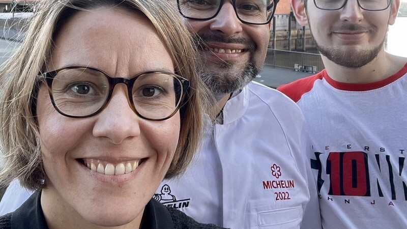Gewinner-Selfie: Stefanie und Stefan Hummel mit Koch Michael Brettner (v.l.) freuen sich über den Michelin-Stern für ihre "Gourmetstube" in Duggendorf im Landkreis Regensburg.