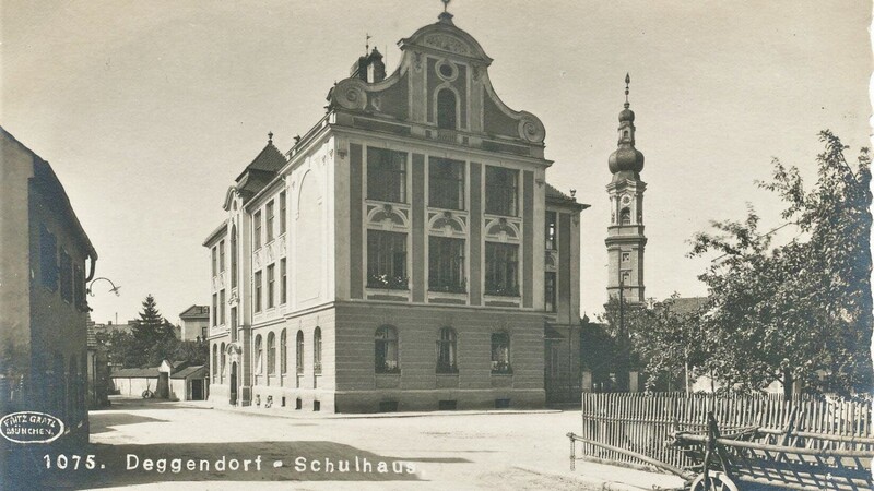 Nach wie vor ein Schmuckstück in Deggendorf: das 1900 von Johann Baptist Schott errichtete Knabenschulhaus zu Deggendorf, heute Stadtmuseum.