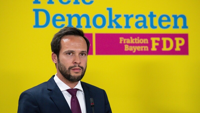 Martin Hagen, Chef der bayerischen Liberalen, hat am Wahlergebnis der FDP in Niedersachsen zu knabbern, will aber nicht alles infrage stellen: "Die FDP ist das dringend notwendige Bollwerk gegen einen Linksruck", wirbt er.