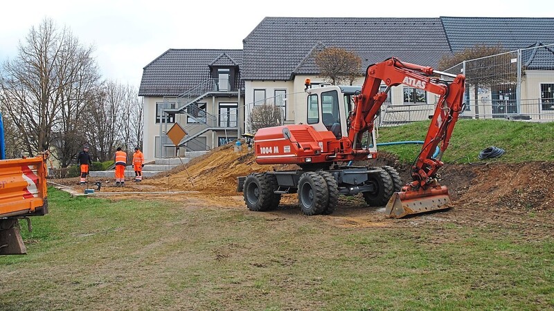 Der Bauhof hat mit den Bauarbeiten am Spielplatz des Kindergarten Regenbogen begonnen.