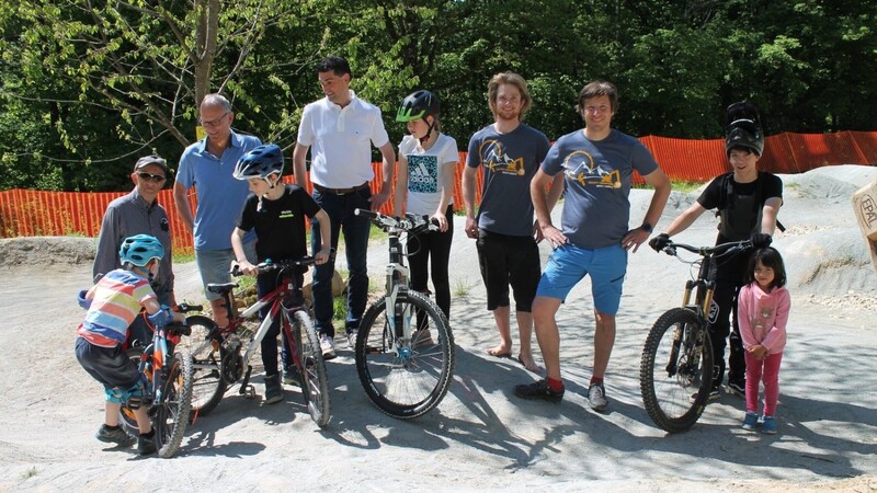 Zur Wiedereröffnung des Bikerparks gratulierten (von links) Adi Pöschl, Stefan Hafner und Bürgermeister Andreas Liebl, hier mit Matthias Bscheid und Aurel Zollner (von rechts) vom Skiclub Mitterfels.