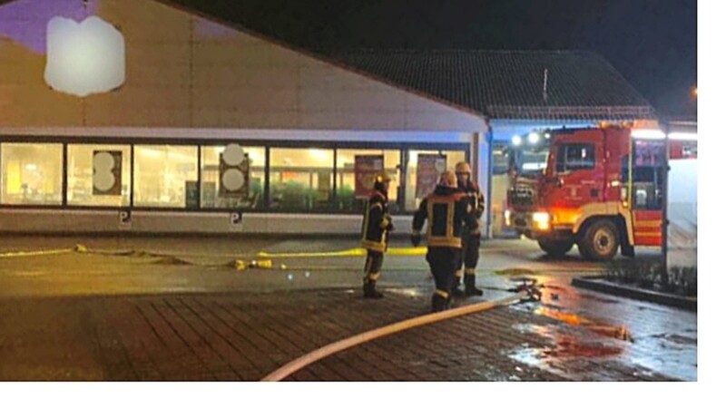 In der Nacht zum Dienstag brach in einem Supermarkt in der Graflinger Straße ein Brand aus, ein Feuerwehrmann wurde beim Einsatz leicht verletzt. Die Polizei schätzt den entstandenen Schaden auf 600 000 Euro.