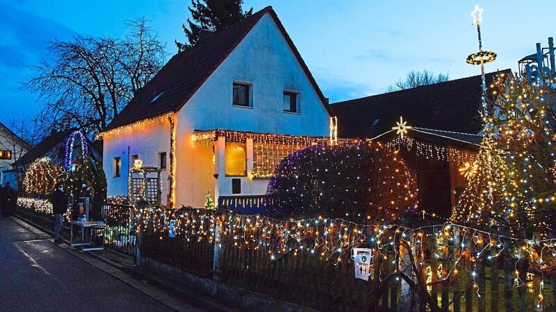 Pünktlich um 16.30 Uhr am ersten Advent 2021 wurde der Schalter betätigt - und 20 000 Lichter erstrahlten am Moosburger Weihnachtshaus der Familie Förster in der Resedenstraße.