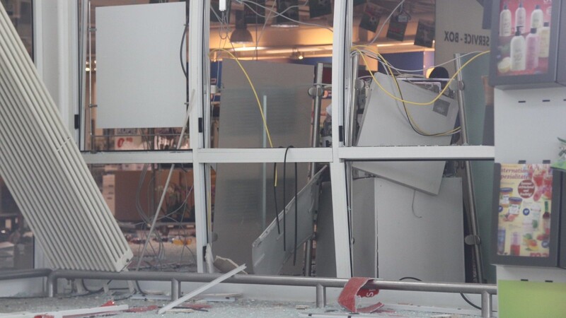 In einer Bankfiliale in Pentling wurden in der Nacht auf Freitag zwei Geldautomaten gesprengt.