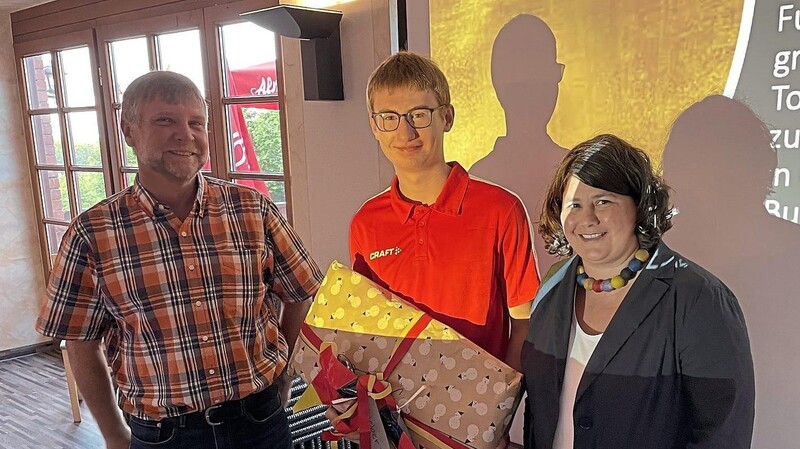Goldener Rucksack für Furths Goldjungen: Einen solchen überreichten Steffi Macharowsky und Max Franz an Tobias Buschek.