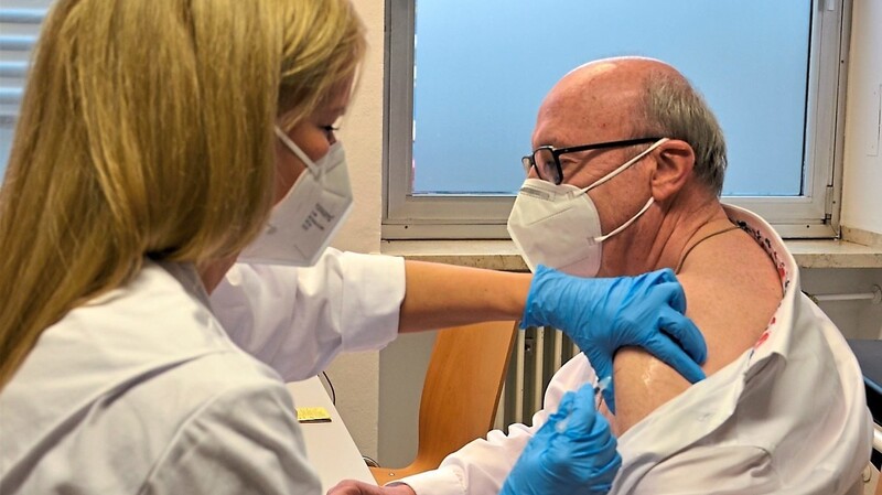 Landrat Martin Neumeyer erhielt im Impfzentrum Kelheim jetzt seine Auffrischungsimpfung.