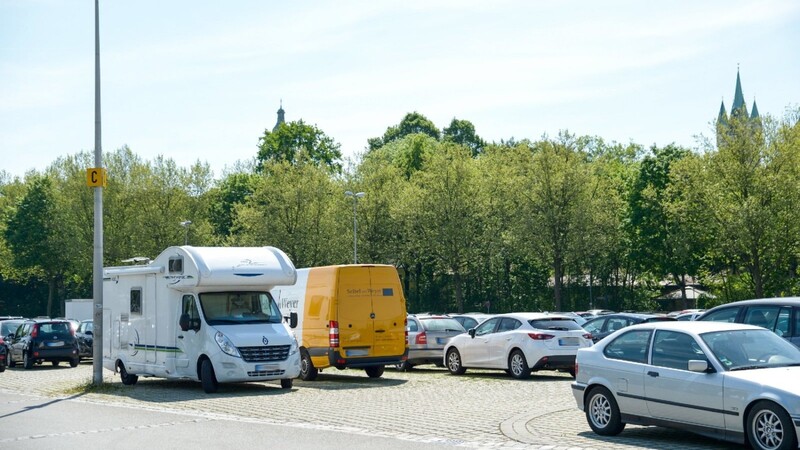 Ab Freitagmittag können Autofahrer ihren Wagen wieder wie gewohnt am Parkplatz Am Hagen in Straubing abstellen (Archivfoto).