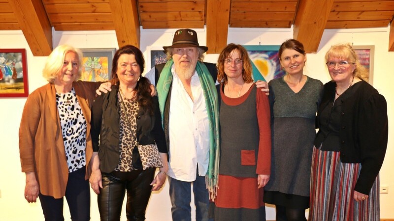 Steffi Warnholtz, Zoar Grich, Andi Angermaier, Silke Berthold und Jadwiga Mosandl mit Organisatorin Hildegard Stolle freuten sich über die gelungene Kunst-Ausstellung im Alten Rathaus.