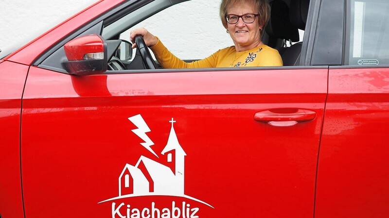 Als Maria Amberger ihr neues Auto von Kuno Müller bekam, hatte der sie mit einem Logo und der Aufschrift "Kiachabliz" überrascht, der ihre flotte Arbeitsweise als Mesnerin bestens beschreibt.