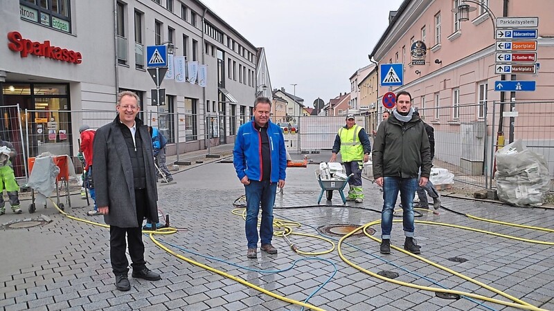 Hengersberger Bürgermeister Christian Mayer (l.) besichtigte zusammen mit Alfred Gegenfurtner und Bastian Kulzer die Bauarbeiten bei der Sanierung des Marktplatzes.