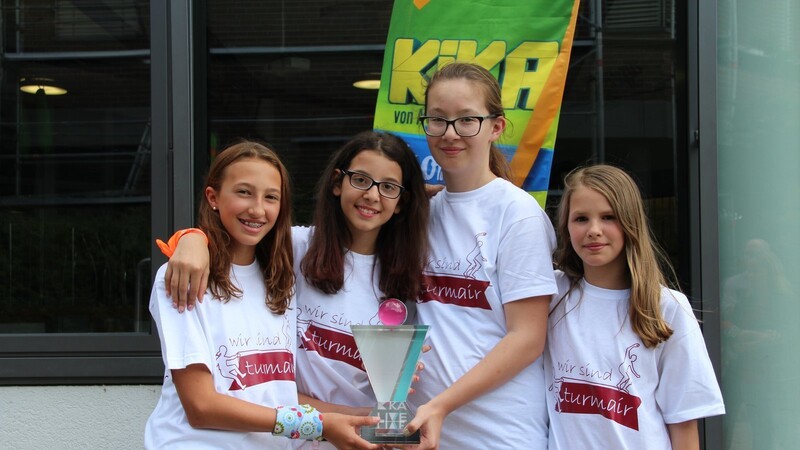 Freuen sich über den Sieg beim Schulhof-Duell von KiKA: Erla (zweite von links) und ihre Klassenkameradinnen aus Straubing.(Foto: David Voltz)
